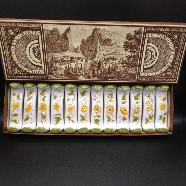 Lot de 12 porte-couteaux en faïence de Moustiers 