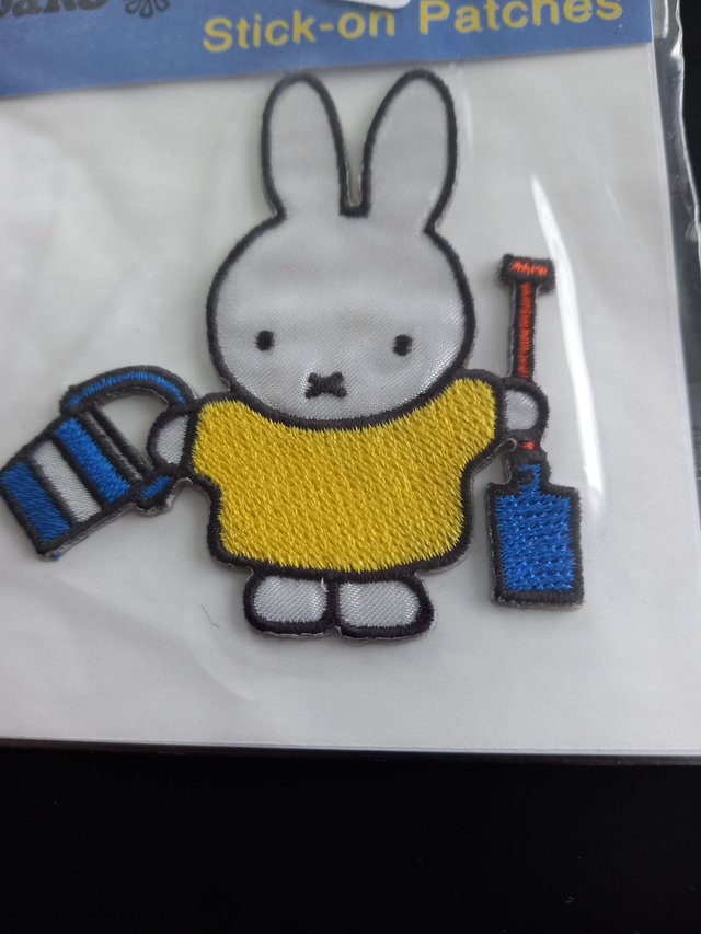 Nijntje met emmer en schop