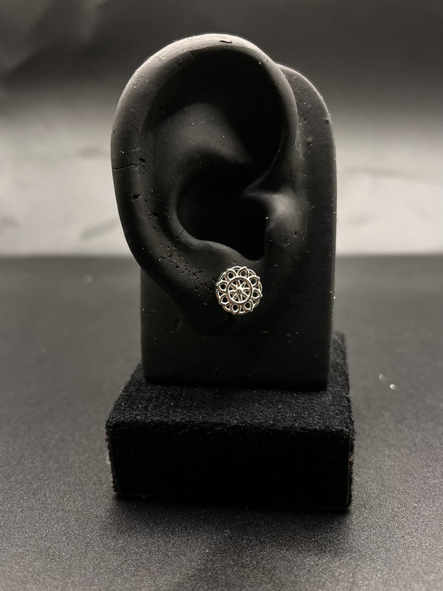 Brinco flor redonda vazada