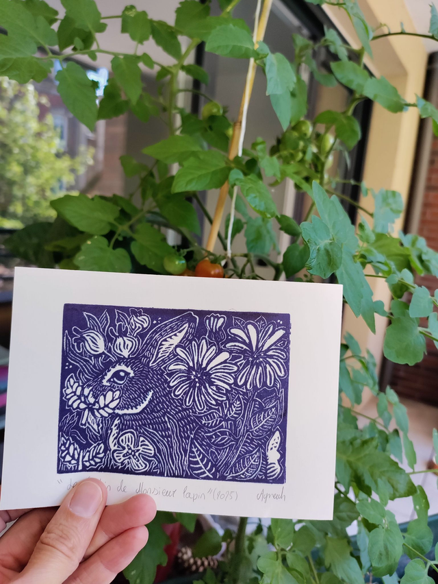 Linogravure/tampon "Le festin de Monsieurs lapin" lapins sauvage format  10X14.5 cm  Bleu