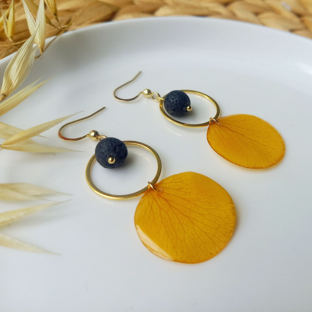Boucles d'oreilles ∙ doré Fleurs séchées pétales de Rose jaune et Pierre de lave
