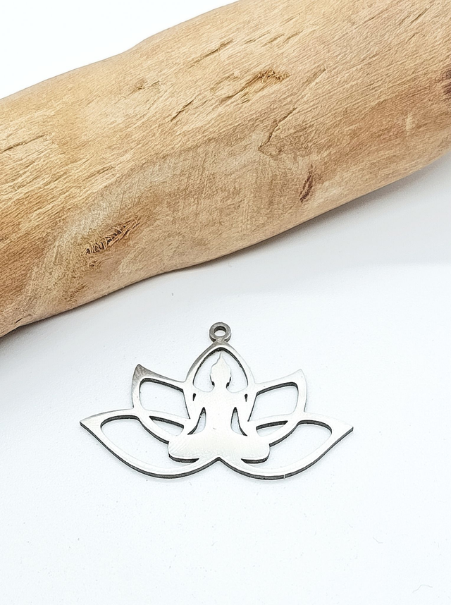Un pendentifs lotus argenté acier inoxydable