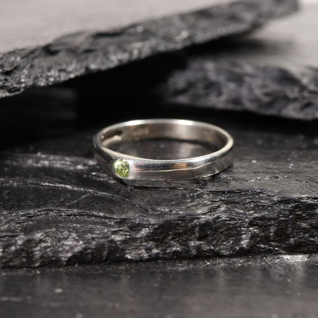 Simple Sterling Silver 925 Minimalist Design Style Small Round Cut Green Peridot Birthstone Gemstone Band Ring Size O - 7