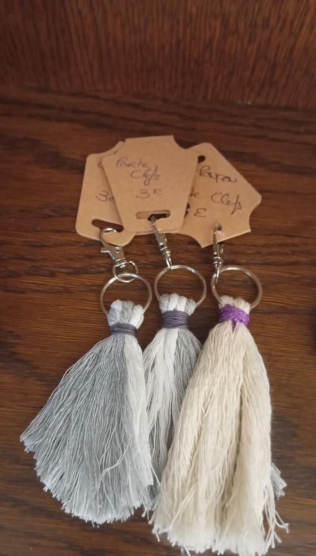 Porte clés pompons en macramés