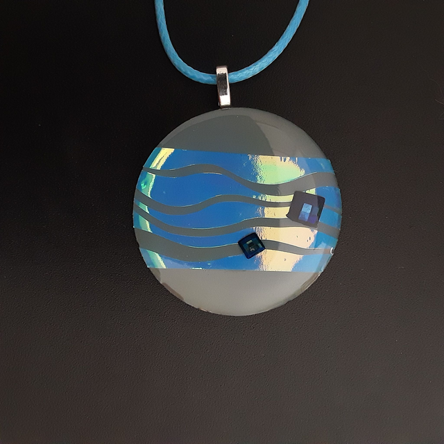 Pendentif rond collection tec1 fond bleu jean avec vagues bleues irisées et cabochon