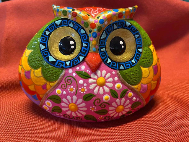 Große handbemalte Eule im Mandala-Stil aus Modelliergips, Einzelstück