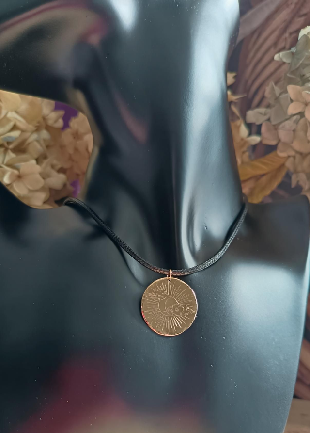 Collier - médaillon - laiton - gravure - cordon - simili cuir - La&amp;Titia 