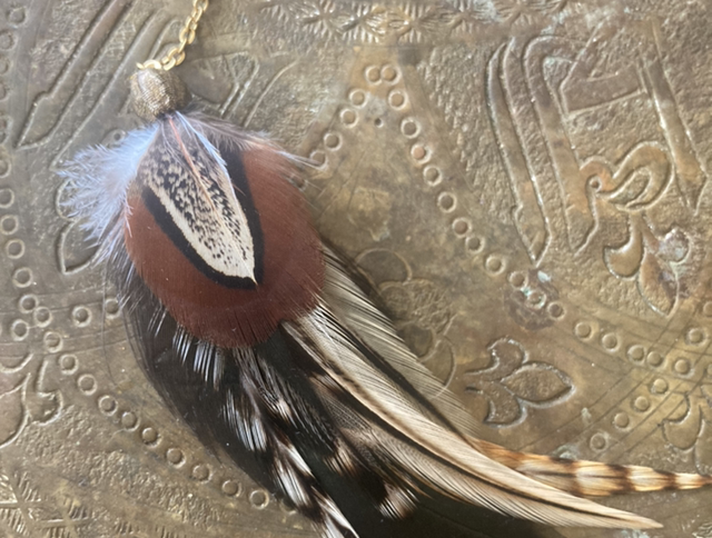 Tour d’oreille doré en plume de focs et faisant