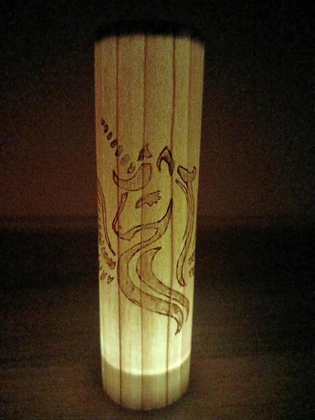 Luciole en merisier – Phénix pyrogravé, lumière artisanale poétique