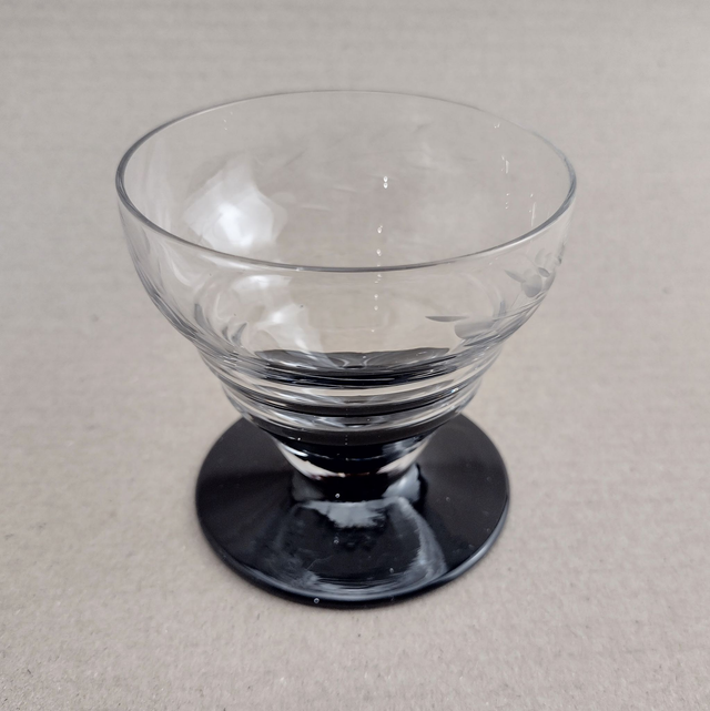 Made in Holland | Wijnglas Advokaatglas dun geslepen &#039;Olijftak&#039; (diameter 7 cm | hoogte 7 cm) op Zwarte glazen voet | Vintage