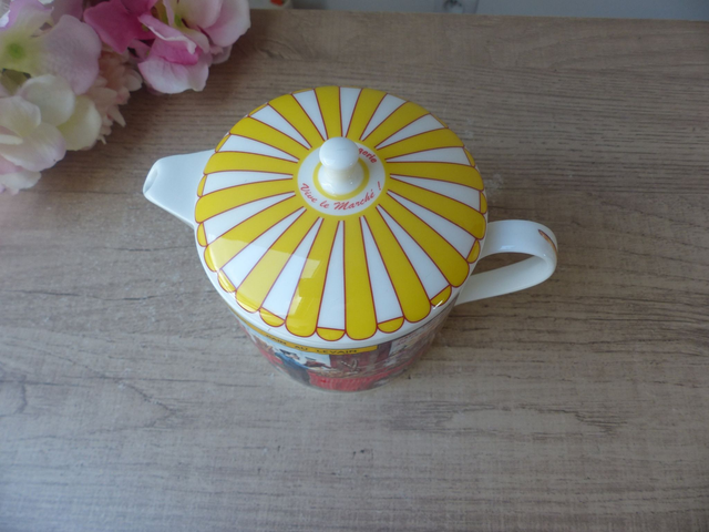 Théière Windsor en Porcelaine Fine de Chine – Collection “Vie en France” – Boulangerie & Marché Français – Vintage
