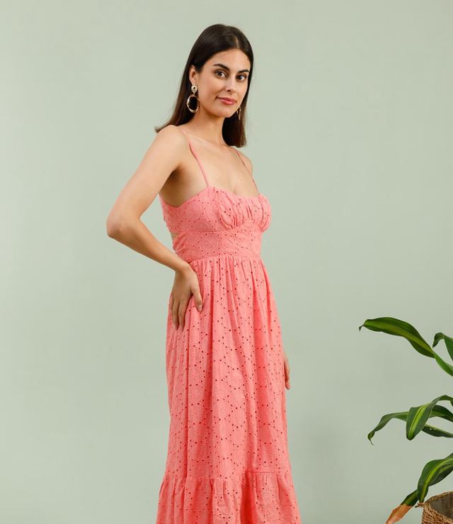 58-3. Robe longue en broderie anglaise dos nu