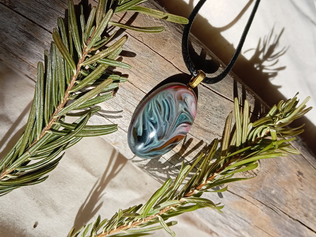 Collier résine Bleu marron rose