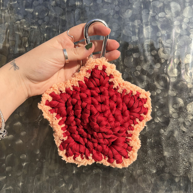 Red and Peach T-shirt Star Carabiner