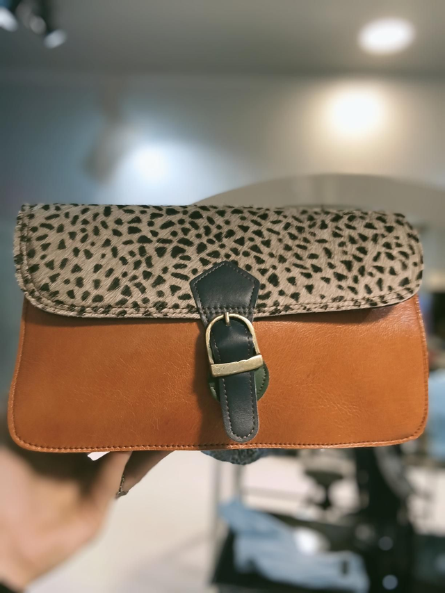 Mala em pele colorida 