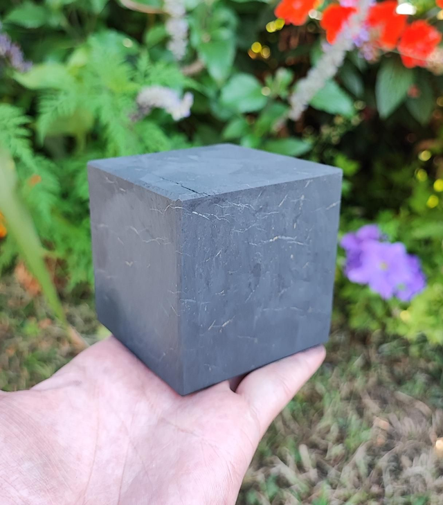Cube en Shugite brute 70x70cm 