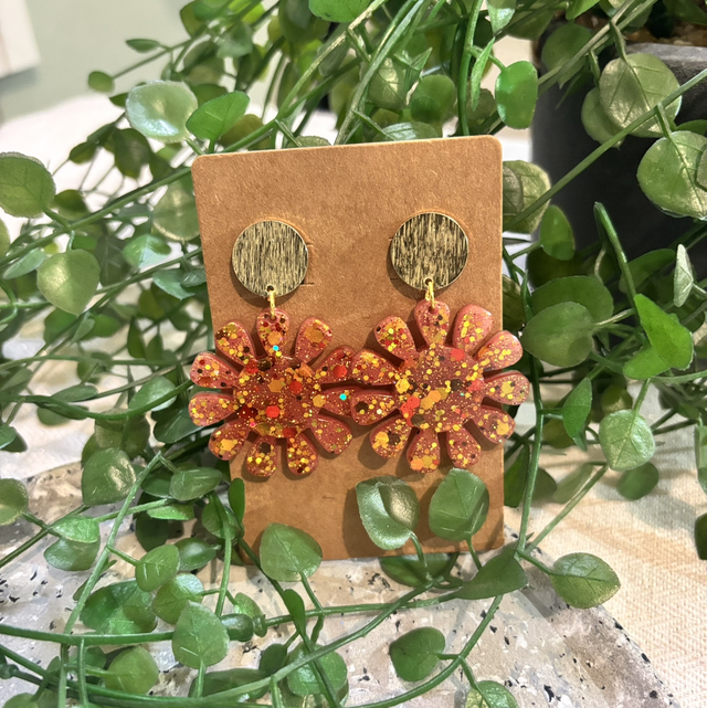 Boucles d’oreilles résine fleur rose paillettes et doré