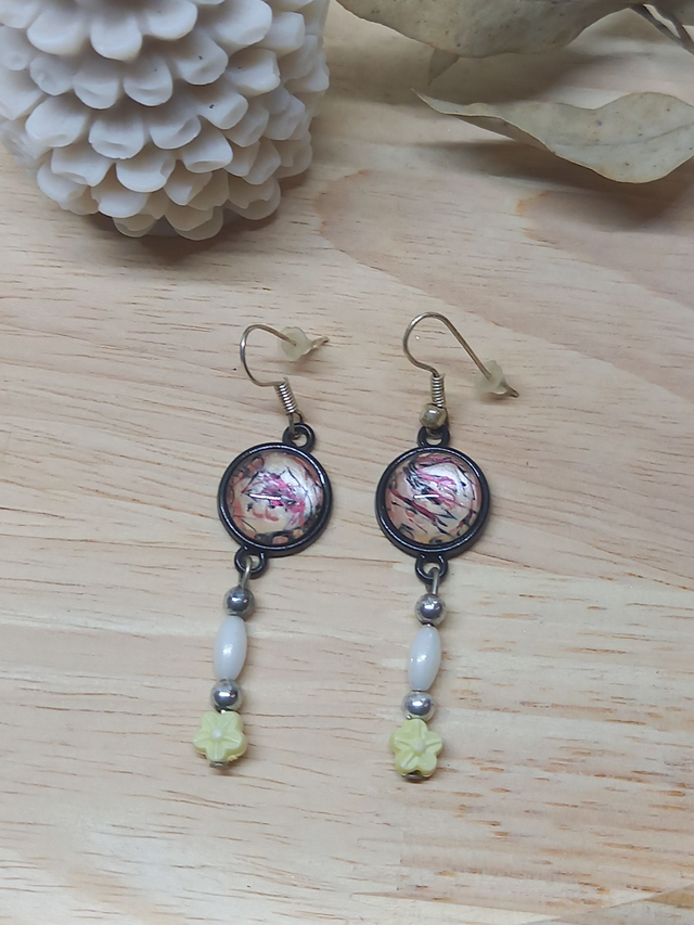 Boucles d&#039;oreilles Cabochon orange - pendant différentes perles jaune-métal-blanc