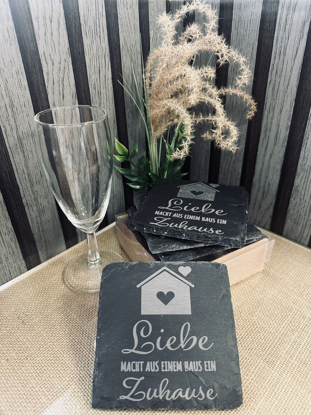 Schiefer Untersetzer "LIEBE MACHT AUS EINEM HAUS EIN ZUHAUSE"