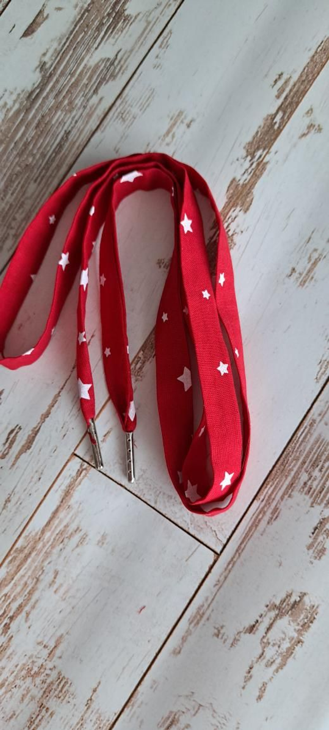 Lacets rouges à étoiles blanches