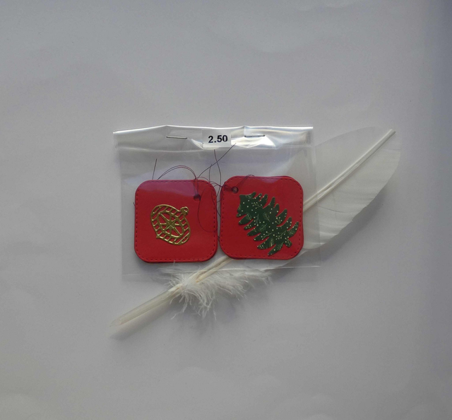étiquettes cadeaux carrées rouges boules et sapins