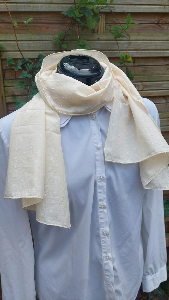 Foulard en plumetis beige