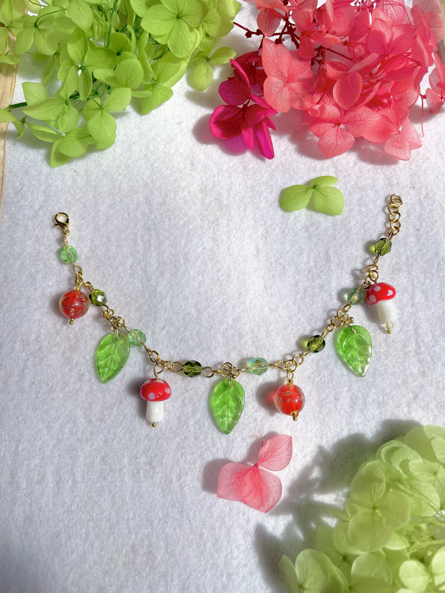 Bracelet " Feuilles et Champignons" - Rouge et vert // vendu - sur commande