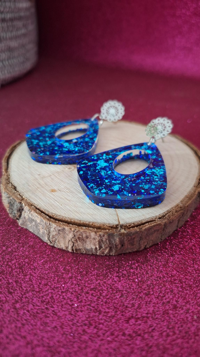 Boucles d'oreilles rosaces argentées gouttes paillettes bleues