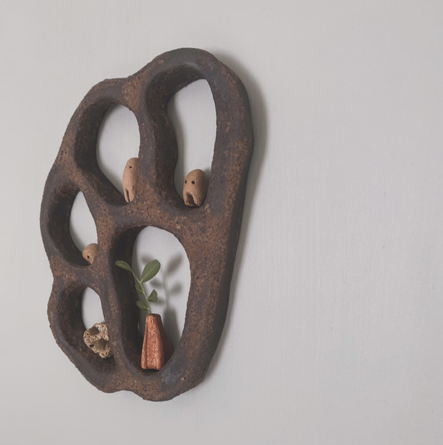 Hyönteishotelli -keramiikkahylly