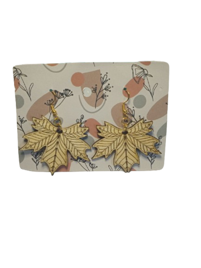Boucle d'oreille hypoallergénique en forme de feuille en bois.
