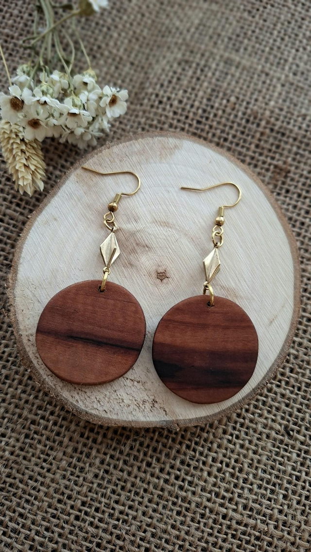 Holzohrringe mit sanfter Maserung