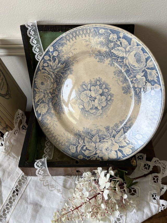 JARDINIERE - Plat piédouche de la manufacture Sarreguemines - Terre de Fer