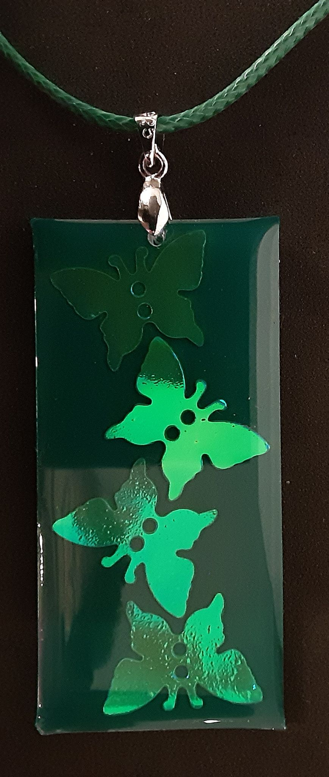 Pendentif grand rectangle collection Mouna fond vert profond et papillons vert scintillant