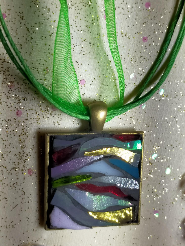 Pendentif mosaïque de verres. 