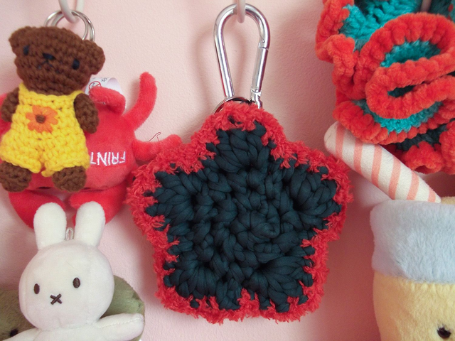 Dark Green and Red T-shirt Star Carabiner 