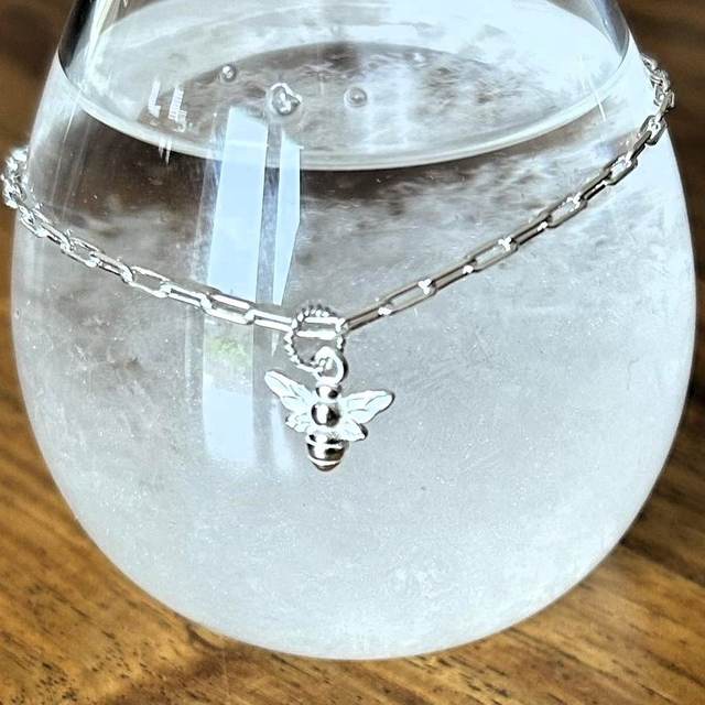 Sterling Silver Paperclip Chain Necklace with Bee Charm – Symbol of Strength, Community &amp; Everyday Elegance