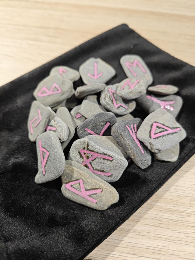 Runes en pierre - rose