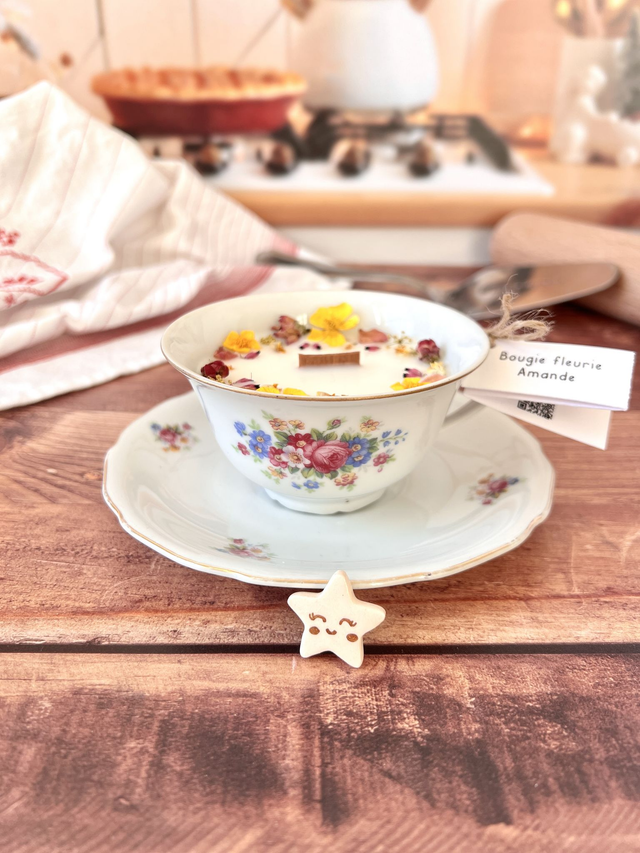 👑 Bougie Amande - tasse à thé "bouquet floral" avec sous-tasse - avec une fève dedans