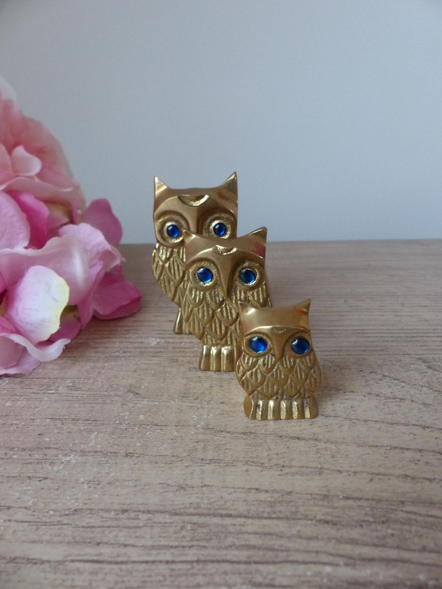 Lot de Trois Figurines Miniatures Hiboux en Laiton Doré avec Yeux Bleus – Symboles de Sagesse – Décoration Vintage ou Cadeau Collectionneur