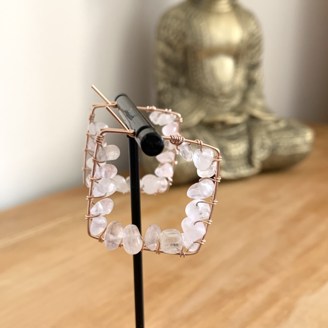 Boucles d’oreilles en or rose laminé (Goldfilled) habillées de Quartz roses naturels 