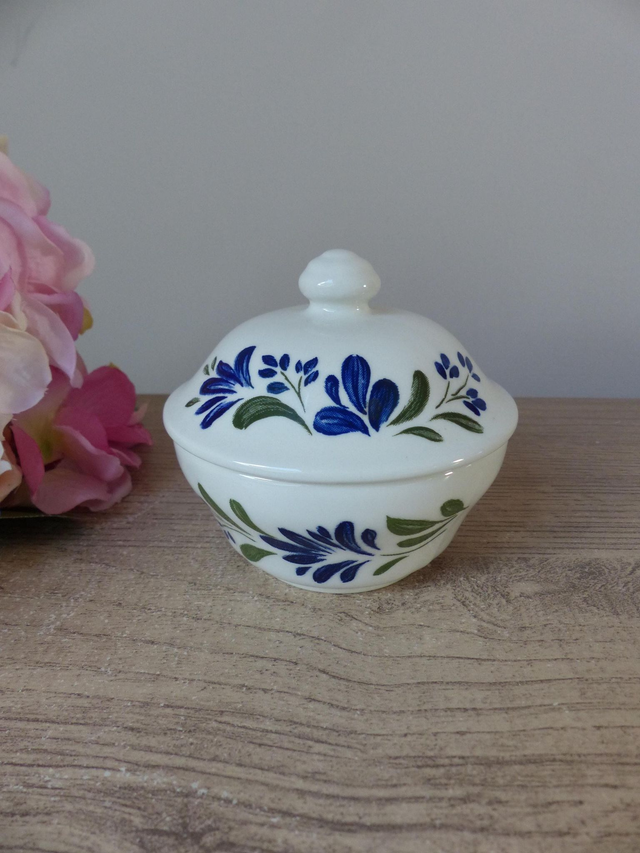 Sucrier avec couvercle « Salzburg » Churchill – Charme de la ferme anglaise – Motifs floraux bleu et vert, fabriqué en Angleterre vintage