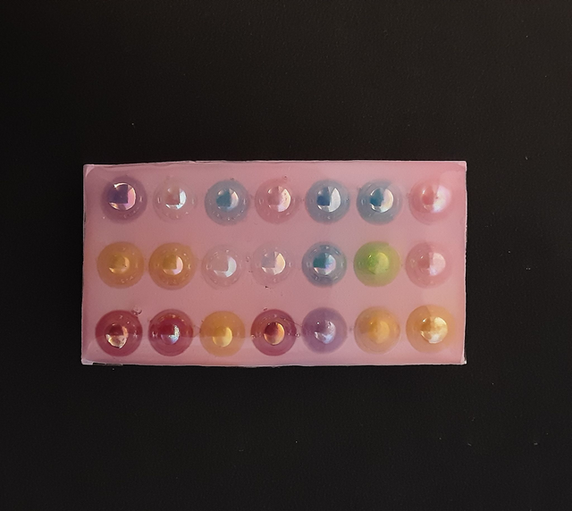 Broche rectangle moyen collection Cabochon fond rose bonbon et cabochons multicolores