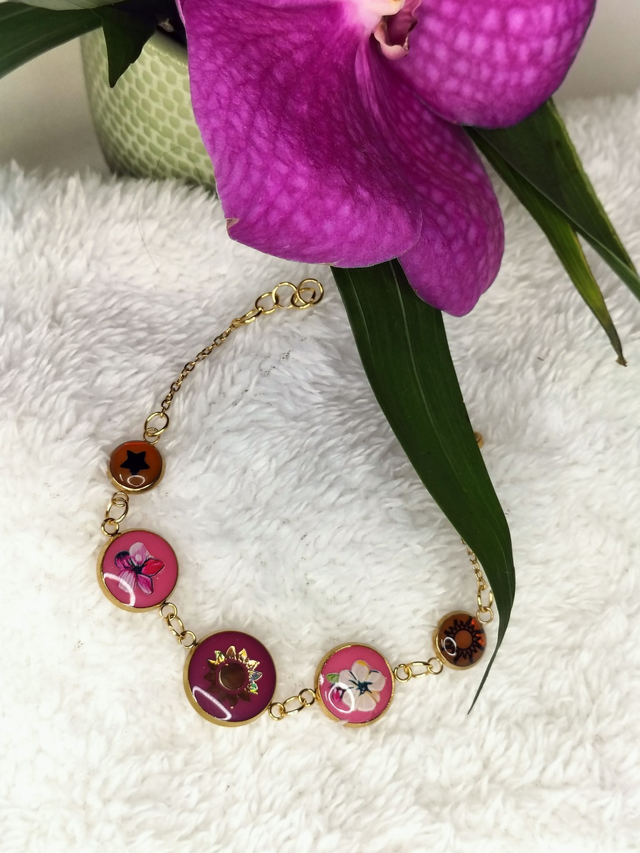 Bracelet doré, tons rose et violet