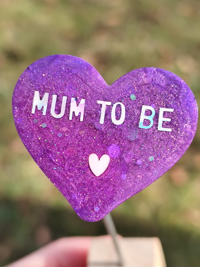 Broche Mum to be – broche en résine pailletée, pièce unique