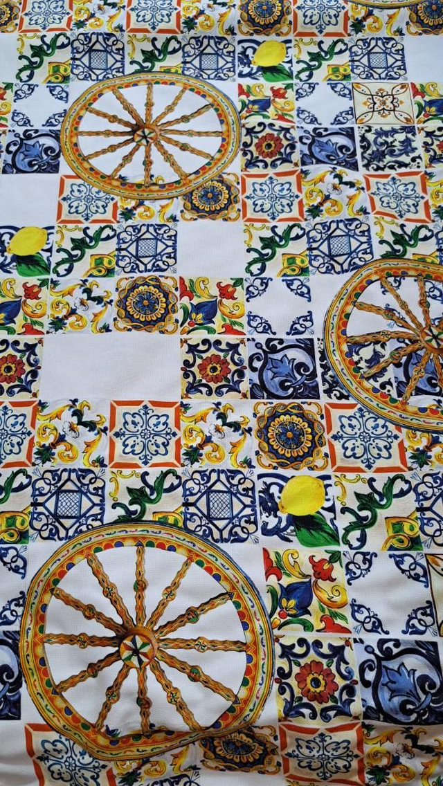 Tessuto siciliano al metro con maioliche e grande ruota di carretto, popeline di cotone esclusiva, altezza 2,80 m