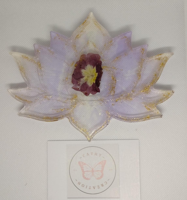 Fleur de lotus dorée, violet et fleur