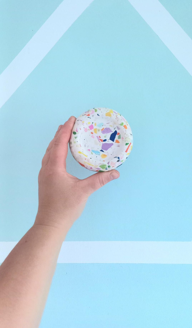 Talerz na biżuterię, pączek, biały, kolorowe lastryko