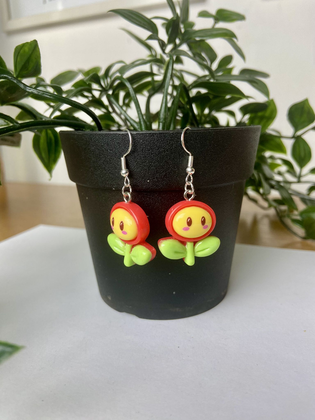 Cartoon flower earrings.