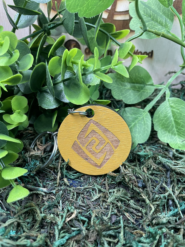 Porte clé Genshin Impact géo en bois.