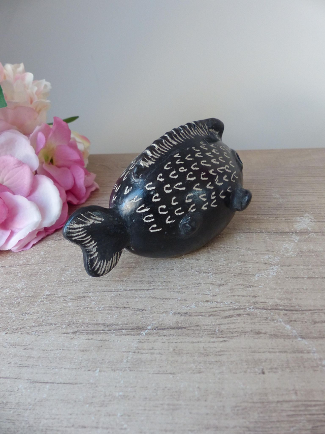 Sculpture poisson en poterie d'argile noire, figurine poisson artisanal décoration intérieure zénitude calme sérénité thème océan mer maison